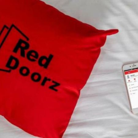Reddoorz Near Solo Balapan Station Hotell Exteriör bild