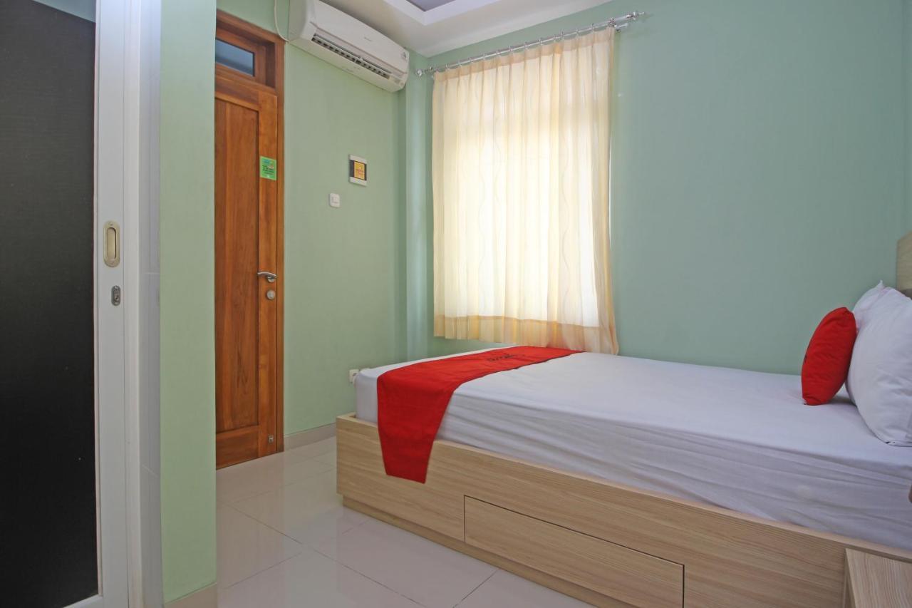 Reddoorz Near Solo Balapan Station Hotell Exteriör bild